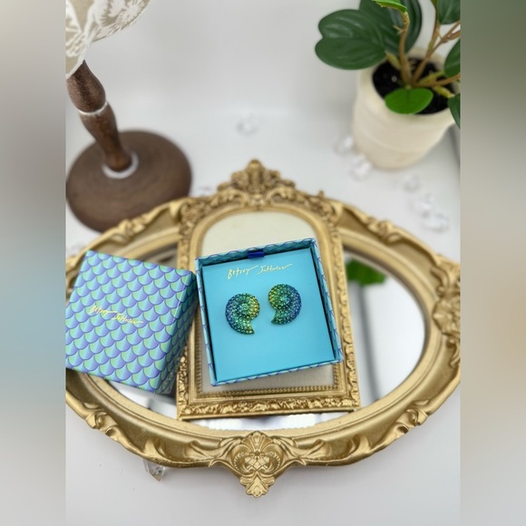 MERMAID JEWELS CONCH SHELL STUDS LIGHT BLUE Betsey Johnson - Picture 1 of 4